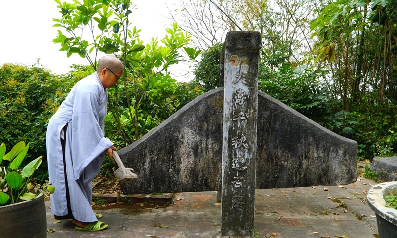 Kỳ lạ khánh đá có tiếng ngân vang như chuông đồng ở ngôi chùa nghìn tuổi